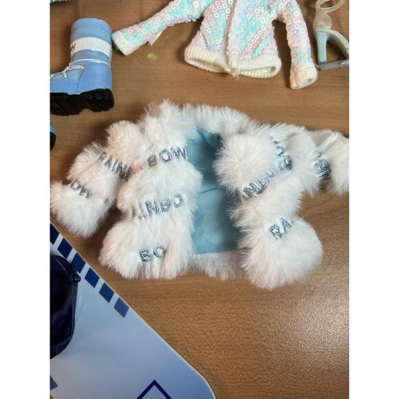 Skyler Bradshaw Winter Break Rainbow High Doll Outfit Blue Snowboard Coat Boots - Picture 4 of 11